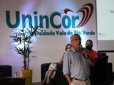 UninCor recebe visita de professor da Universidade do Porto em ação de encerramento do ano